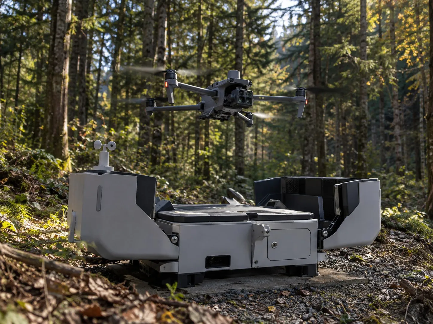 Stazione automatica e drone Fire-Eye in un contesto boschivo